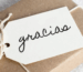 Etiqueta con la palabra "gracias" sobre un regalo envuelto, simbolizando el poder del agradecimiento y la gratitud cotidiana.